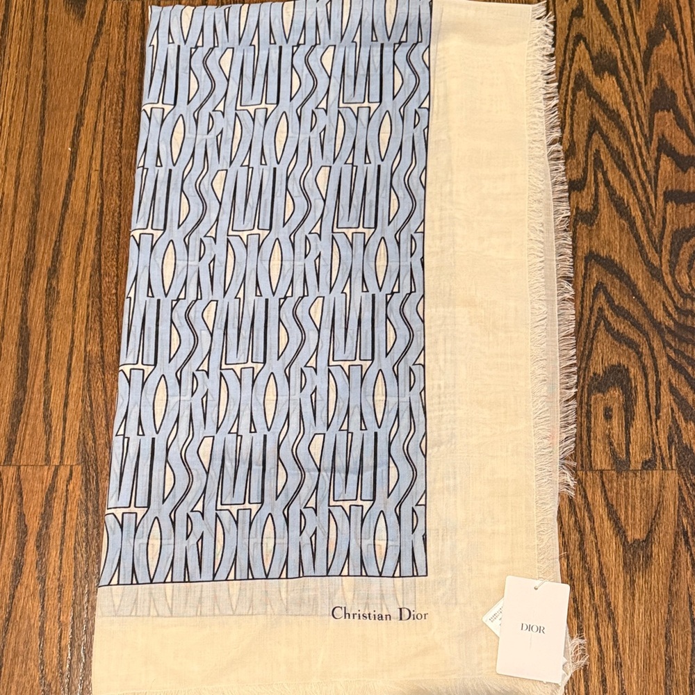 MISS DIOR ALLOVER SHAWL
White and Pale Blue Wool, Cashmere and Silk ,140x-140